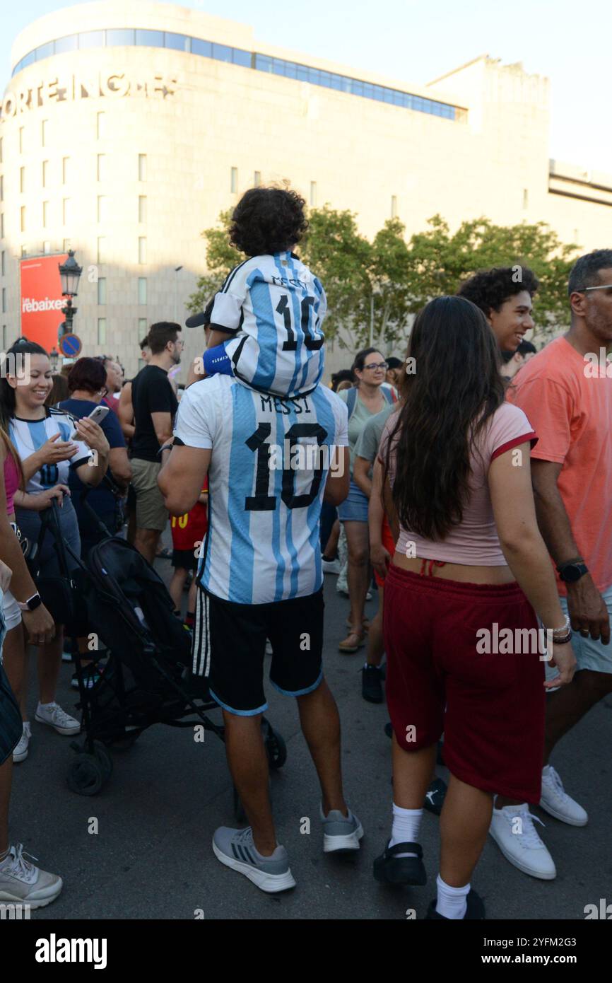 Une famille Argentine portant un maillot de l'équipe de football Argentine sur la place Catalunya à Barcelone, Espagne. Banque D'Images