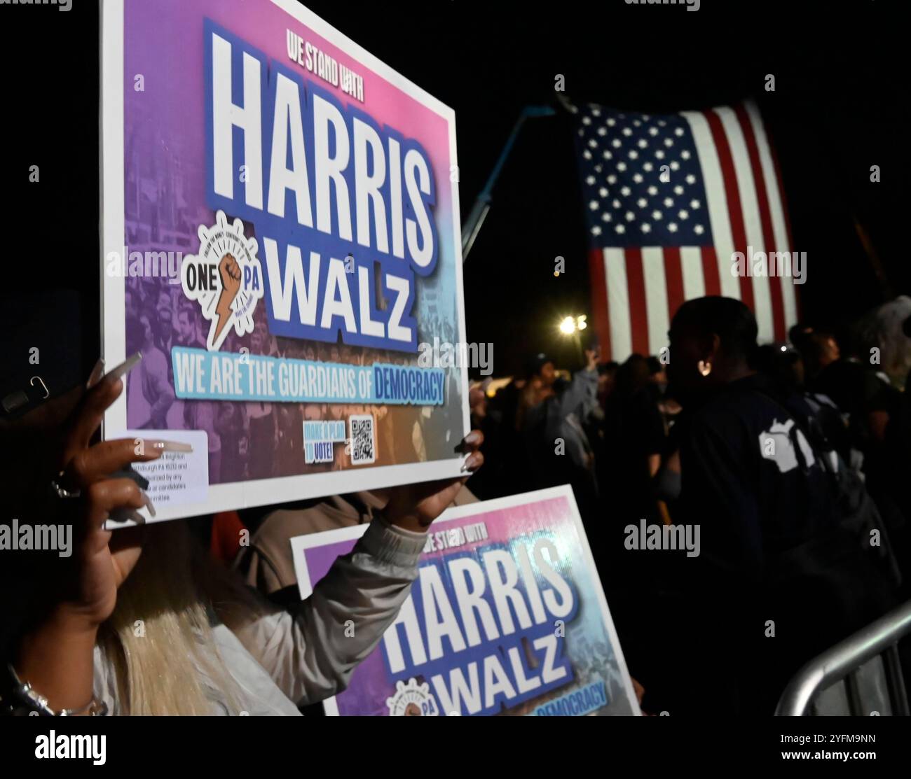 Pittsburgh, États-Unis. 04th Nov, 2024. Des partisans du vice-président Kamala Harris assistent au rassemblement vote for Freedom au Carrie Blast Furnaces à Rankin, Pennsylvanie, près de Pittsburgh, le lundi 4 novembre 2024, la veille des élections aux États-Unis. Photo par Archie Carpenter/UPI. Crédit : UPI/Alamy Live News Banque D'Images