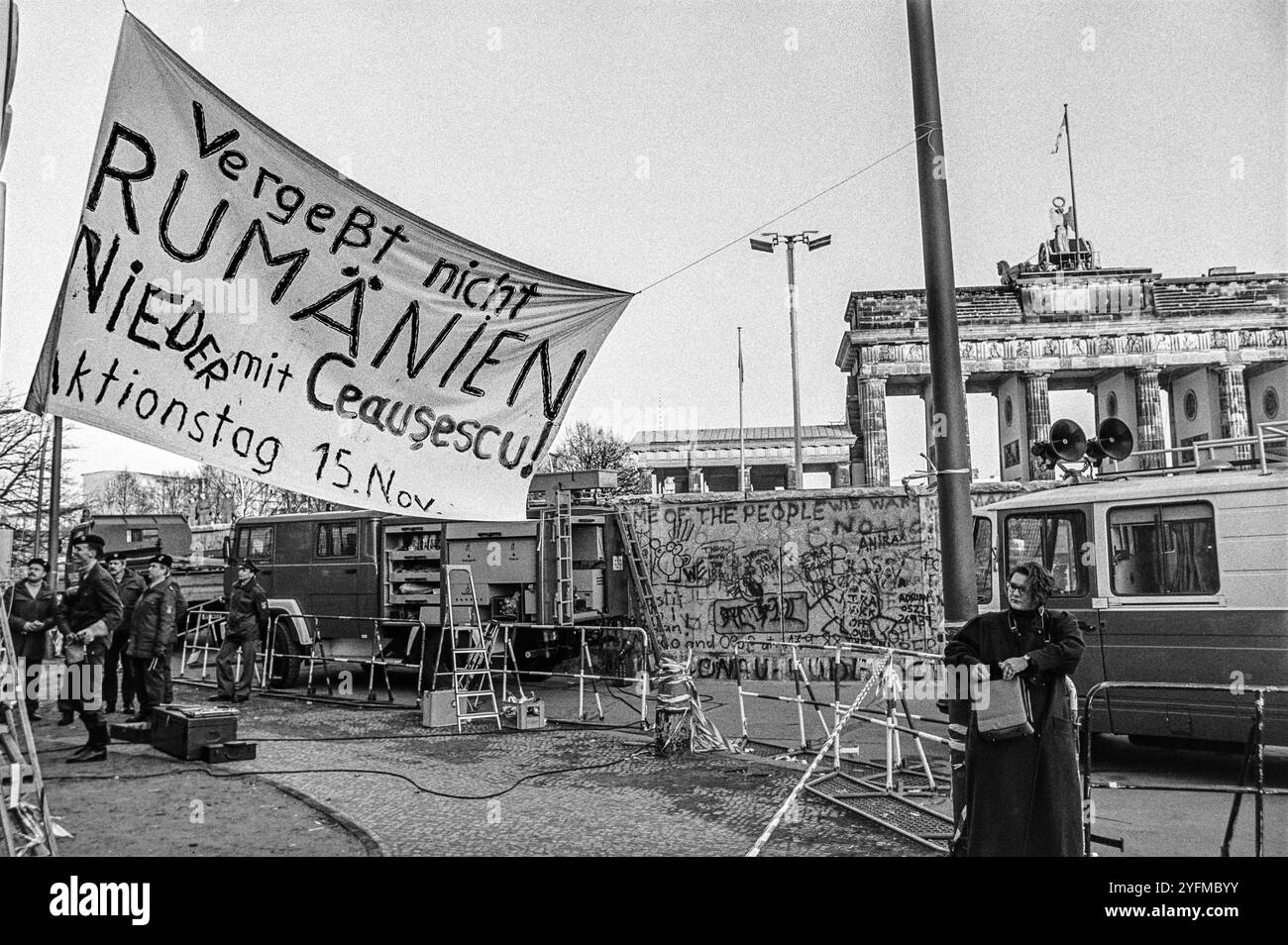 Après la chute du mur, 1989, Berlin, Allemagne DEUTSCHLAND, 18.11.1989, Berlin-Tiergarten, Mitte. 10 Tage nach dem Mauerfall : internationale presse, Demonstranten, Schaulustige und Polizei erwarten den Mauerdurchbruch am Brandenburger Tor. Der Fall Ceausescus in Rumaenien steht erst noch bevor. 10 jours après la chute du mur : la presse internationale, les manifestants, les visiteurs et la police attendent l'ouverture de la section du mur à la porte de Brandebourg. La chute de Ceausescu en Roumanie est toujours à venir. â *** après la chute du mur, 1989, Berlin, Allemagne DEUTSCHLAND, 18 11 1989, Berlin Tie Banque D'Images