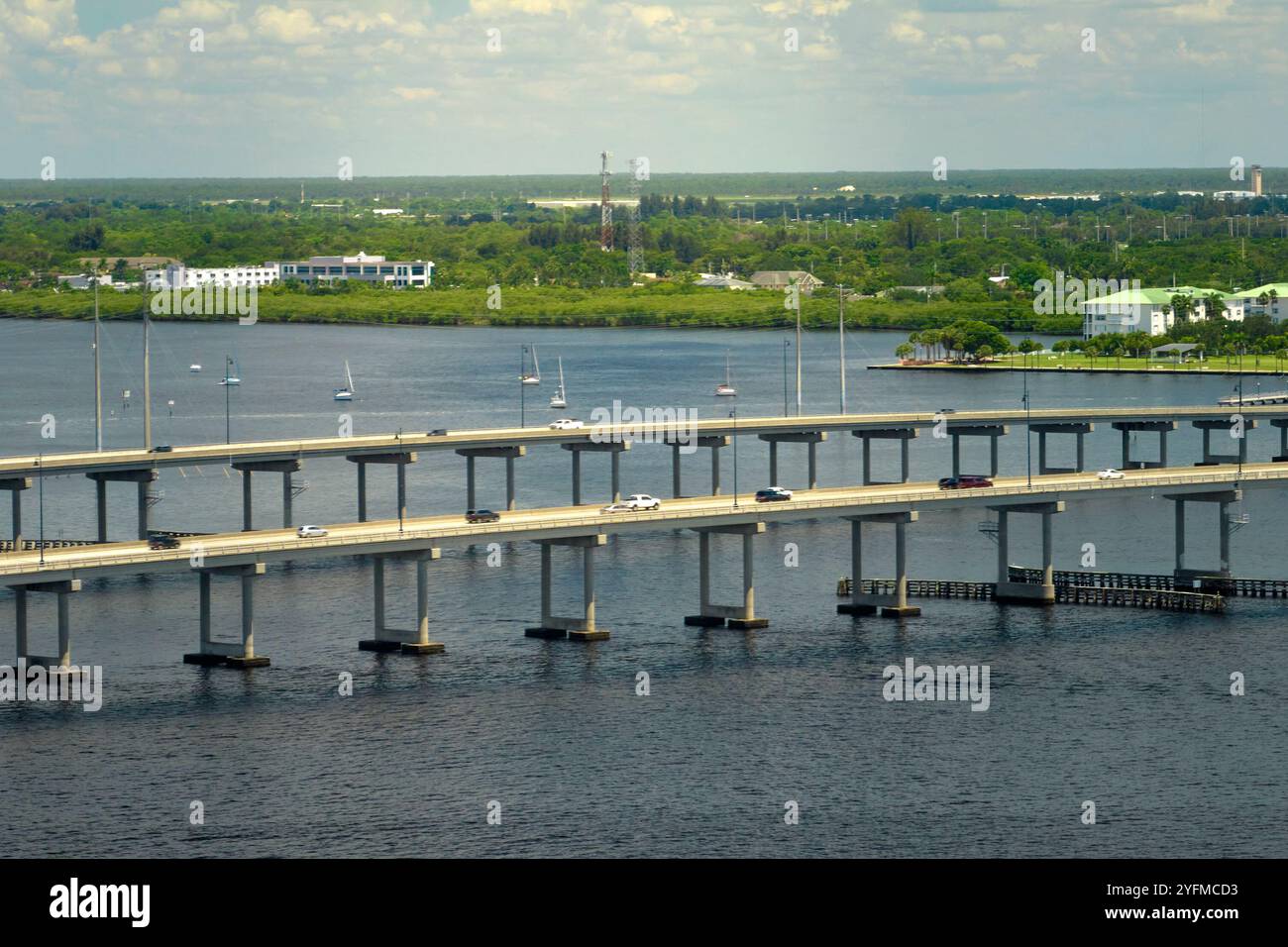 Pont Barron collier et pont Gilchrist en Floride avec circulation en mouvement. Infrastructure de transport dans le comté de Charlotte reliant Punta Gorda an Banque D'Images