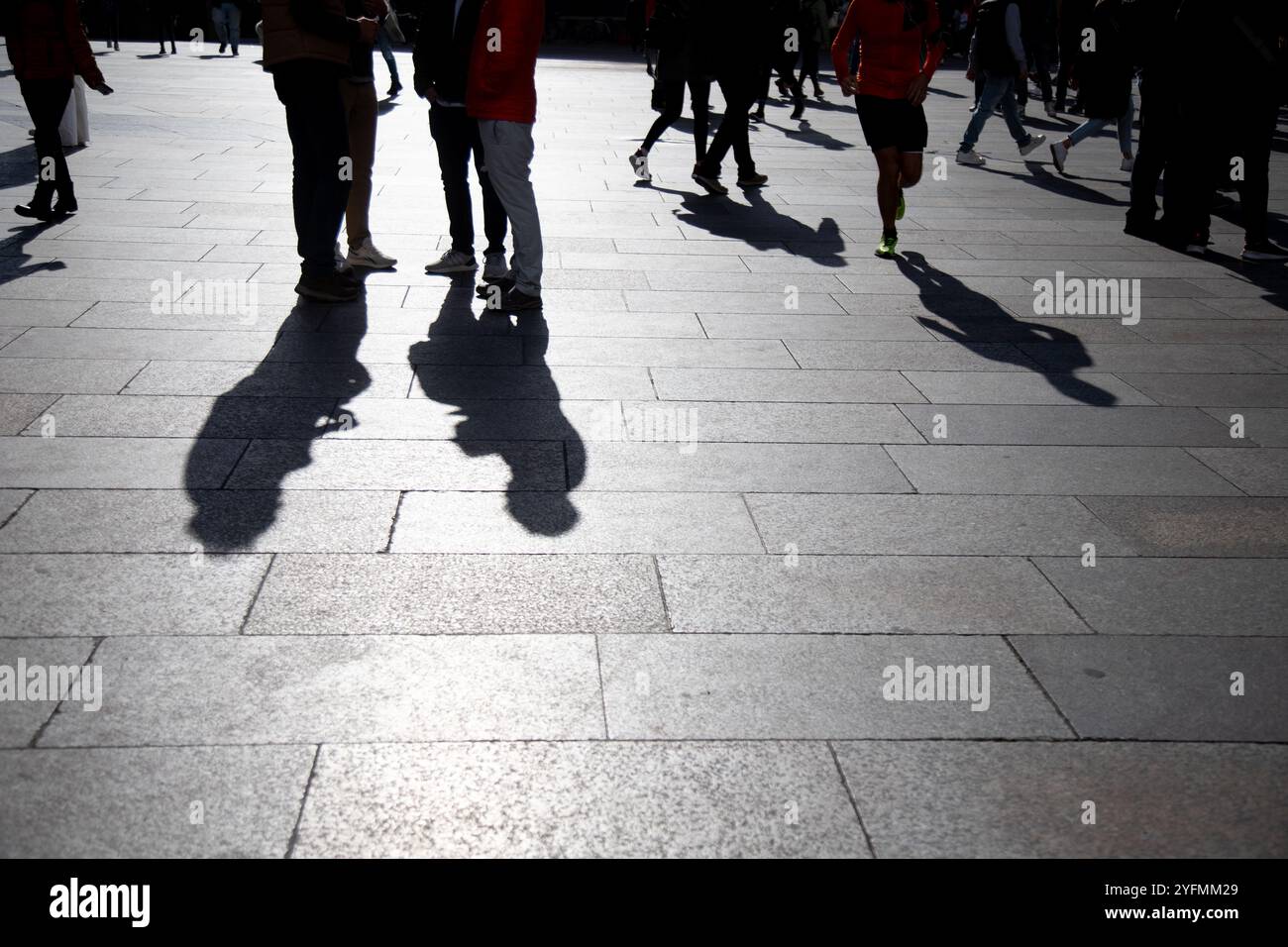 Silhouettes noires et ombres des gens dans la rue. Foule marchant sur le trottoir, concept de piétons, crime, société, vie urbaine Banque D'Images