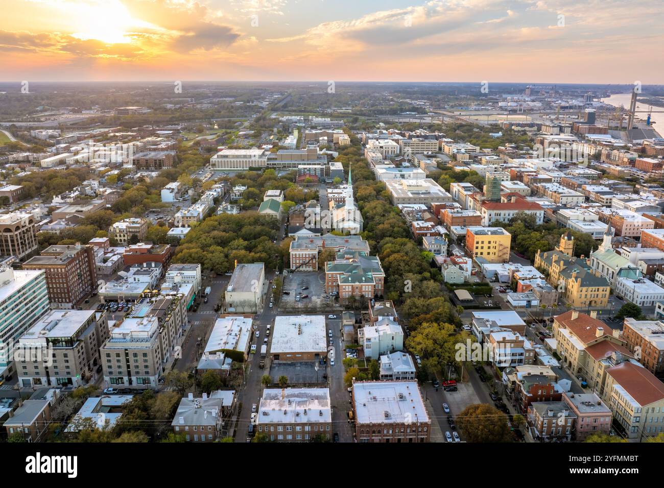 Vieille ville historique Savannah en Géorgie. Paysage urbain du sud des États-Unis au coucher du soleil. Banque D'Images