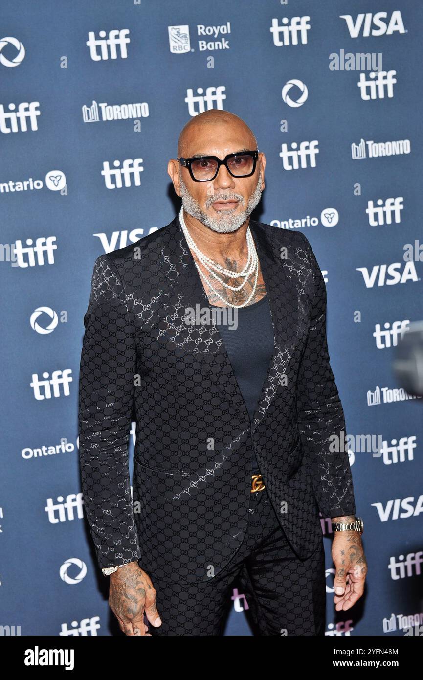 14 octobre 2024 - Toronto, Ontario, Canada - L'acteur Dave Bautista, ancien champion de la WWE, s'est habillé au TIFF24 en costume Gucci avec des brins de perles drapées autour du cou. Photographié à ''The Last showgirl'' au Princess of Wales Theatre. (Crédit image : © Brent Perniac/AdMedia via ZUMA Press Wire) USAGE ÉDITORIAL SEULEMENT! Non destiné à UN USAGE commercial ! Banque D'Images