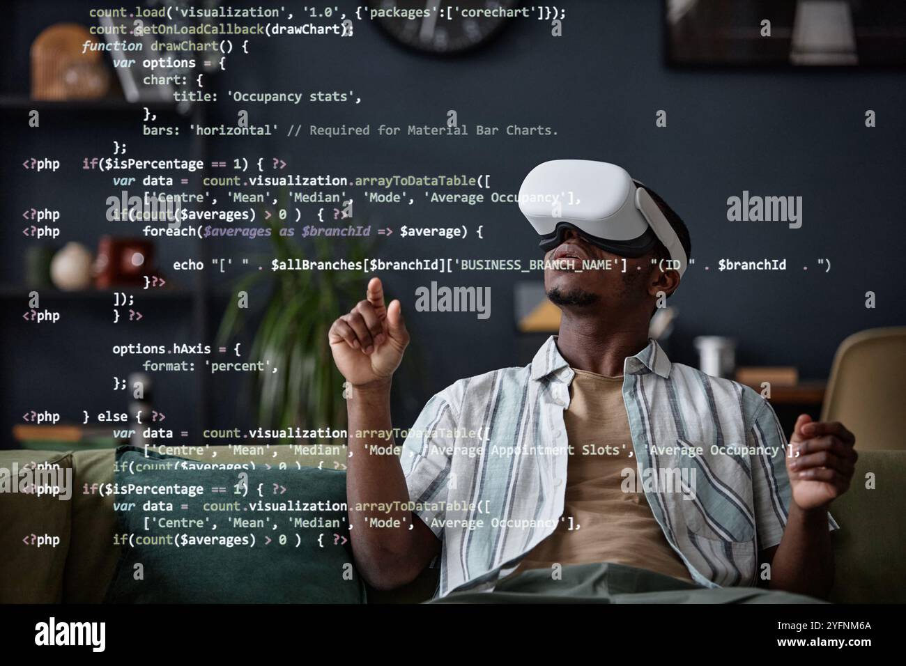 Jeune homme noir dans le code d'écriture de casque VR Banque D'Images