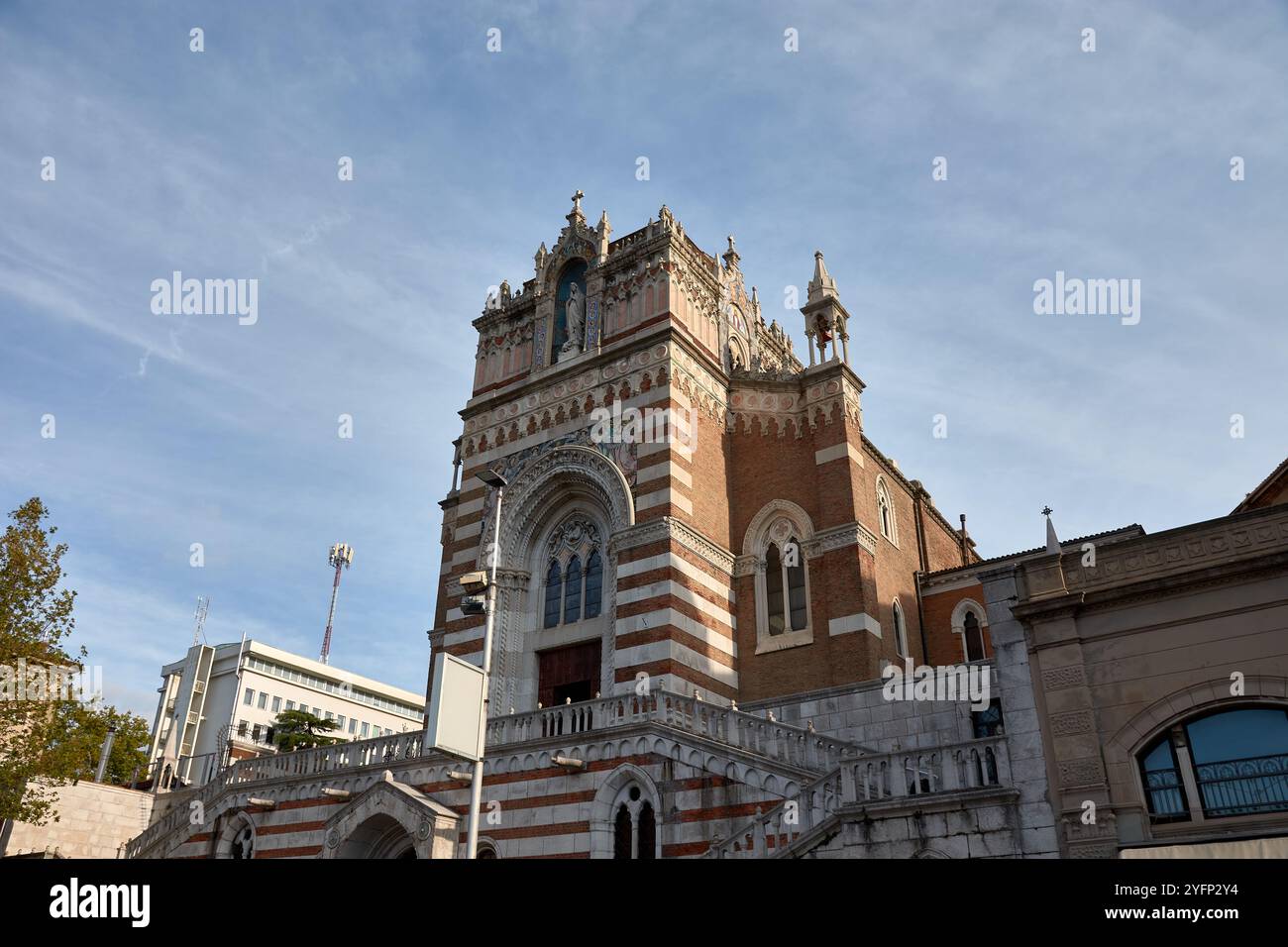 L'église capucine notre-Dame de Lourdes à Rijeka, en Croatie, est un exemple étonnant d'architecture néo-gothique. Banque D'Images