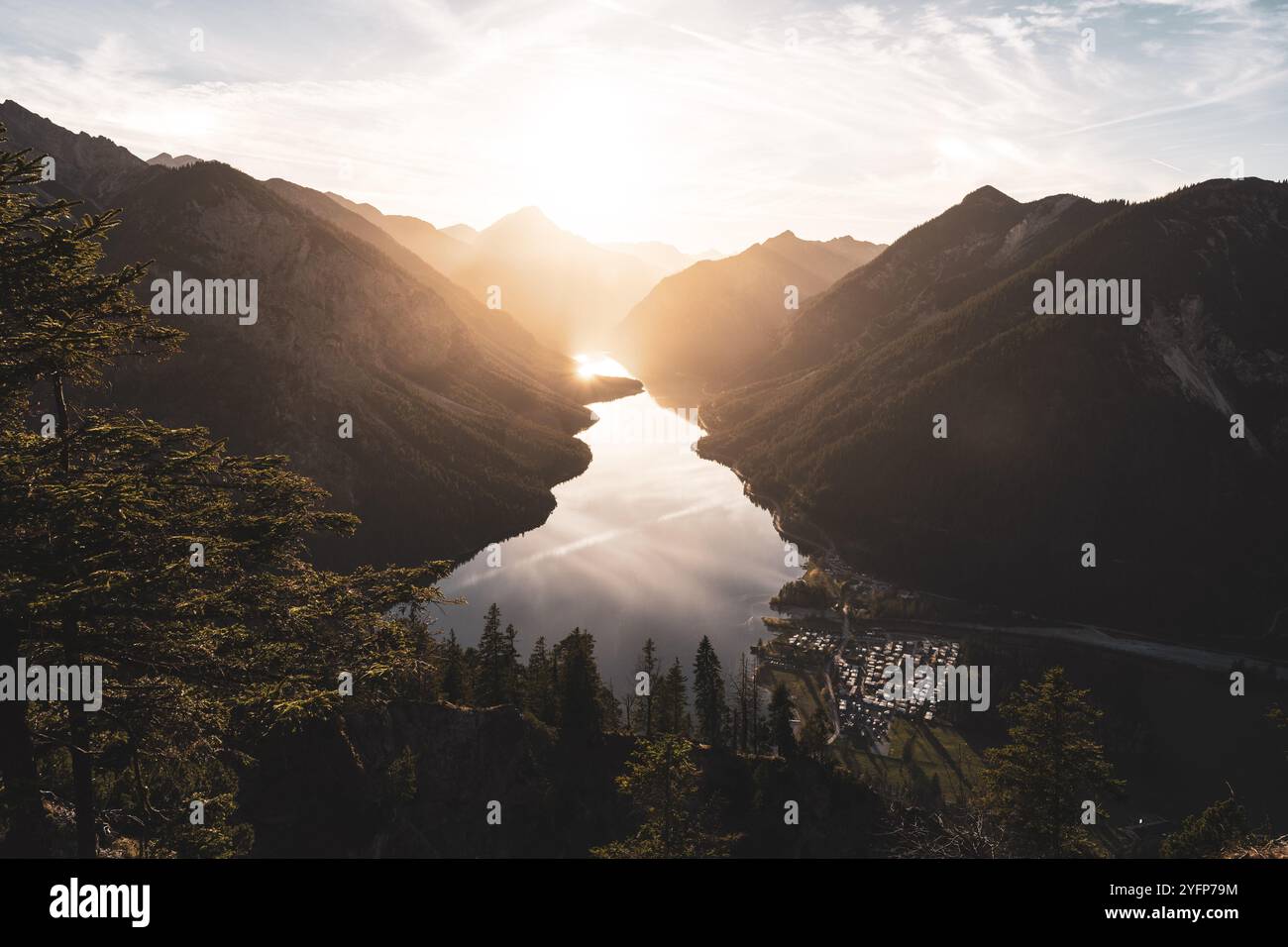 Blick auf den Plansee, den zweitgrößten See Tirols, im Zuge einer Herbstwanderung AM 01.11.2024. // vue de Plansee, le deuxième plus grand lac du Tyrol, lors d'une randonnée d'automne le 1er novembre 2024. - 20241101 PD15587 crédit : APA-PictureDesk/Alamy Live News Banque D'Images