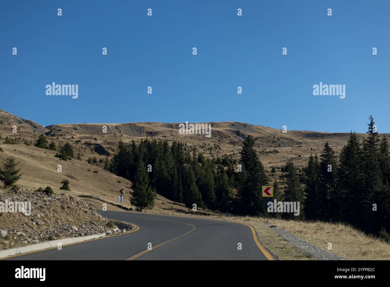 Route à travers les montagnes, automne en Roumanie Banque D'Images
