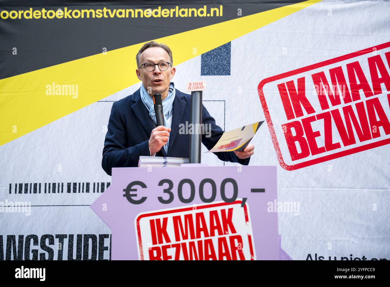 DEN HAAG - Maurice Limmen, président de l'Association des universités de Sciences appliquées, lors d'un marathon de lecture à haute voix au bâtiment de la Chambre des représentants. Pendant le marathon, les députés, les administrateurs, les employés des universités de sciences appliquées et les étudiants des objections ont lu à haute voix contre ce que l'on appelle langstudeerboete et aussi les coupes à l'hbo. ANP LINA SELG pays-bas Out - belgique Out Banque D'Images