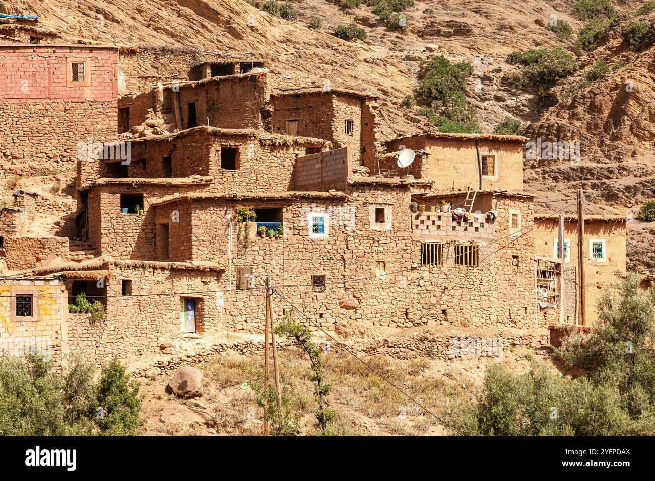 Village dans l'Atlas marocain, accroché au flanc d'une colline Banque D'Images