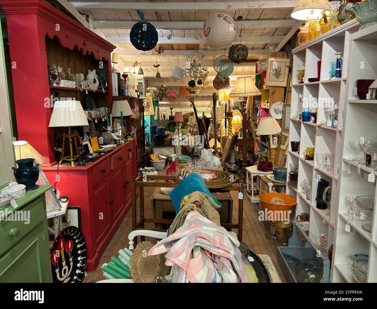 Objets anciens vintage exposés dans un magasin d'antiquités, Marlesford Mill, Suffolk, Angleterre, Royaume-Uni Banque D'Images