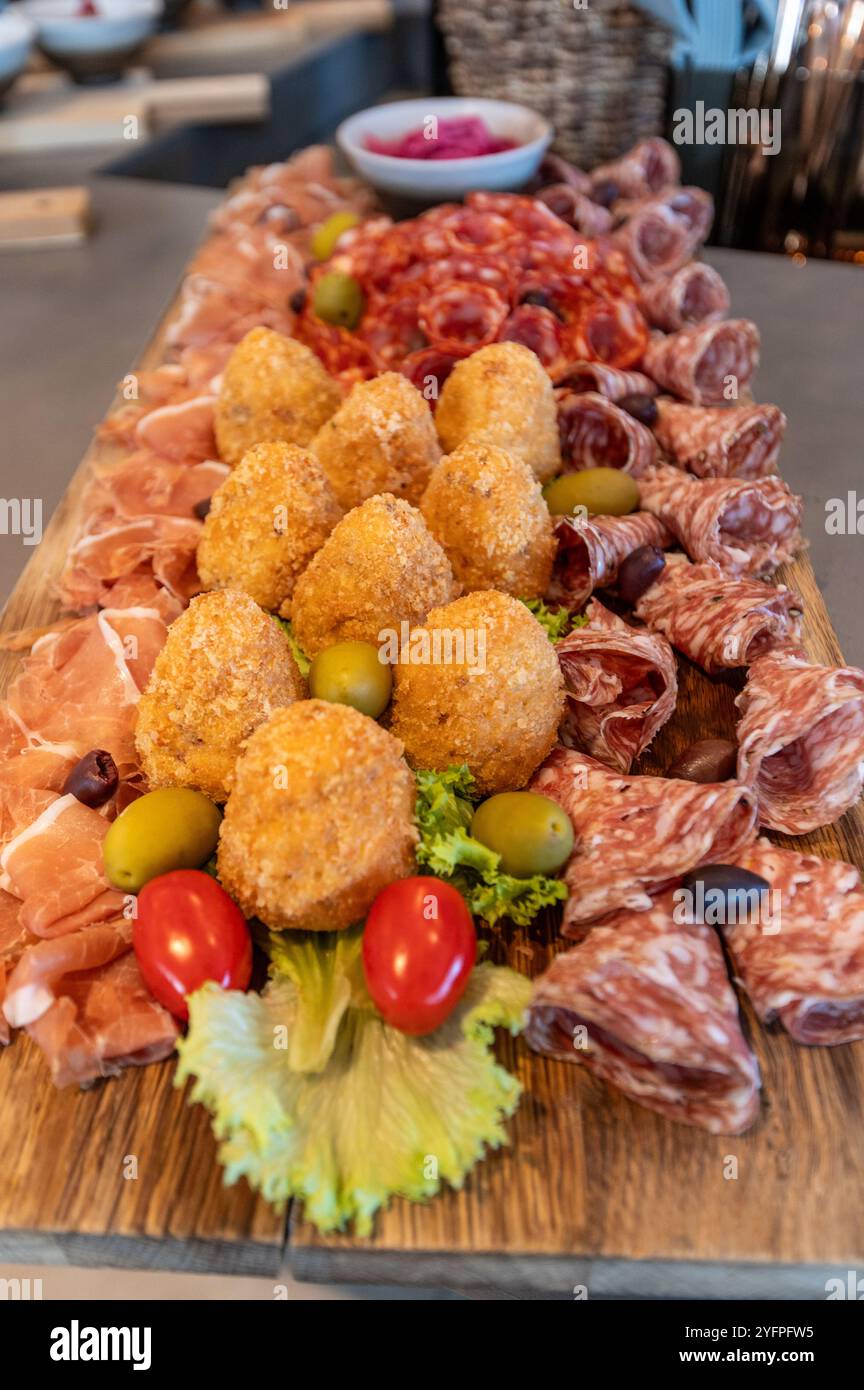 smörgåsbord – Smorborg deux Smörgåsbords remplis chacun d’une variété de sandwichs ouverts avec une variété de garnitures froides prêtes à être servis dans un restaurant Banque D'Images