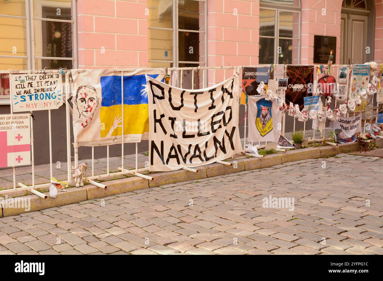 Bannières anti-guerre protestant contre la Russie pour son implication dans la guerre en Ukraine (2014-présent) devant l'ambassade de Russie à Tallinn, Estonie Banque D'Images