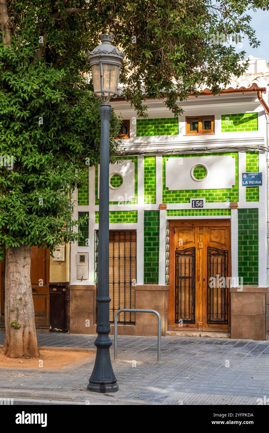 Façade colorée d'une maison dans le quartier El Cabanyal, Valence, Communauté valencienne, Espagne Banque D'Images