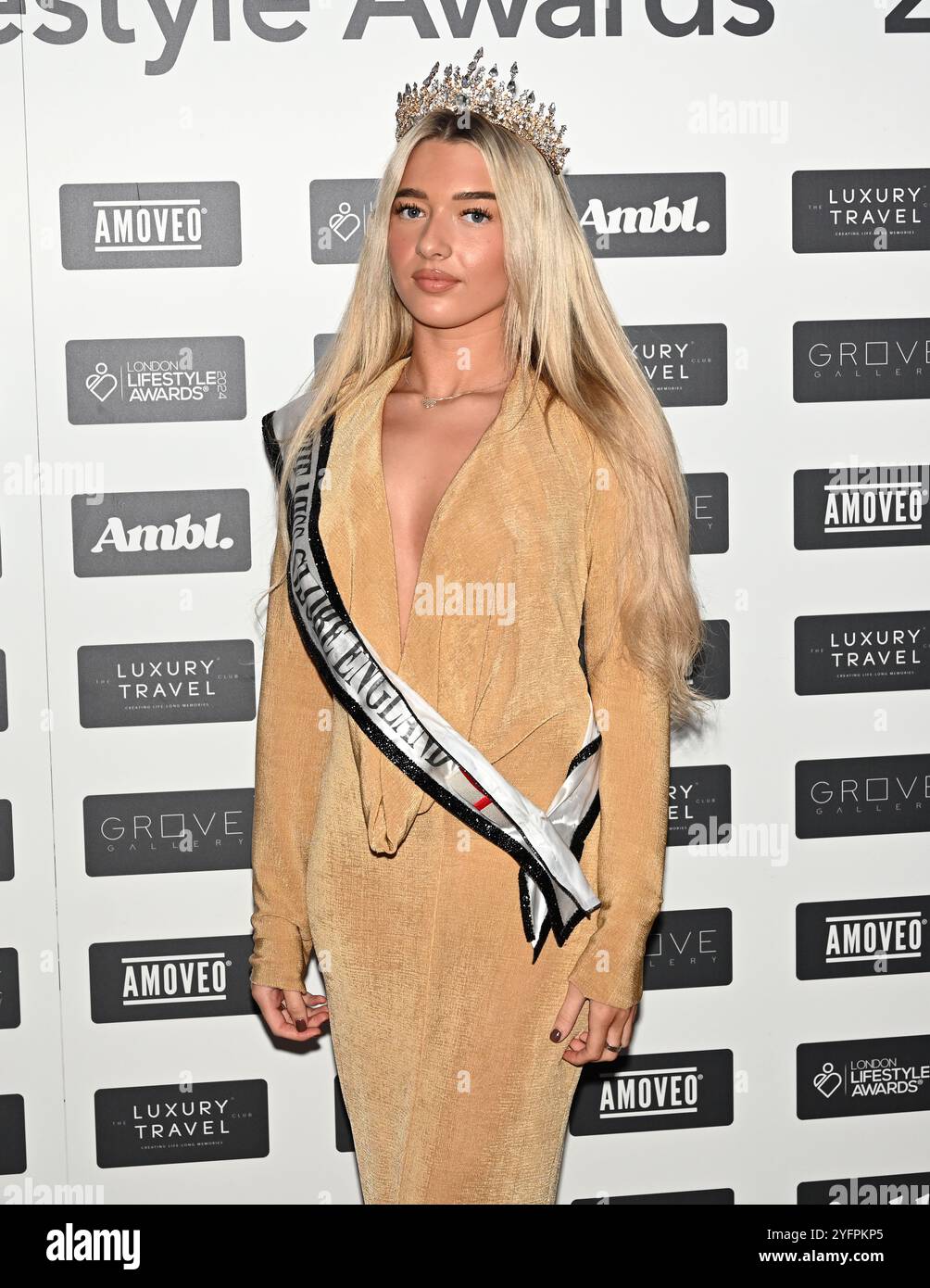 LONDRES, ROYAUME-UNI. 4 novembre 2024. Milly May Halloran, LA MISS GLOBE ANGLETERRE 2021 participe aux London Lifestyle Awards 2024 au Royal Lancaster Londres, Royaume-Uni. (Photo de 李世惠/Voir Li/Picture Capital) crédit : Voir Li/Picture Capital/Alamy Live News Banque D'Images