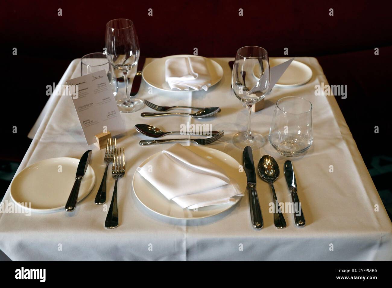 Table élégante dans le restaurant. Plusieurs types de verre, assiettes et couverts. Vienne. Autriche. Banque D'Images