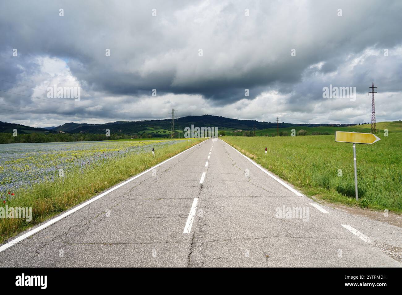 Paysage toscane avec route rurale droite. Panneau vierge et couvert. Banque D'Images