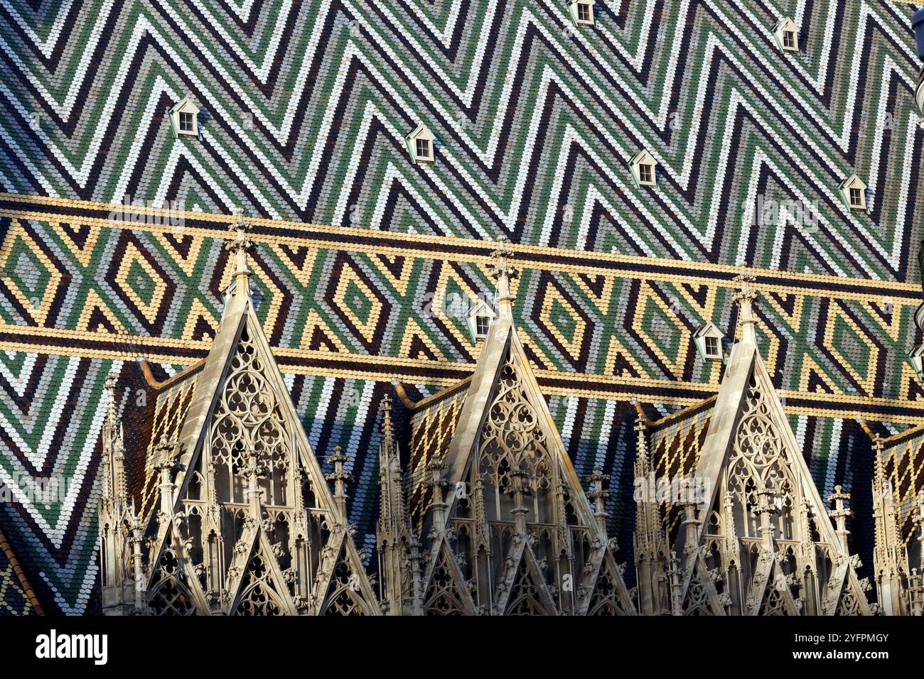 La cathédrale historique d'Étienne est célèbre pour ses motifs et ses couleurs éblouissants sur le toit. Vienne. Autriche. Banque D'Images