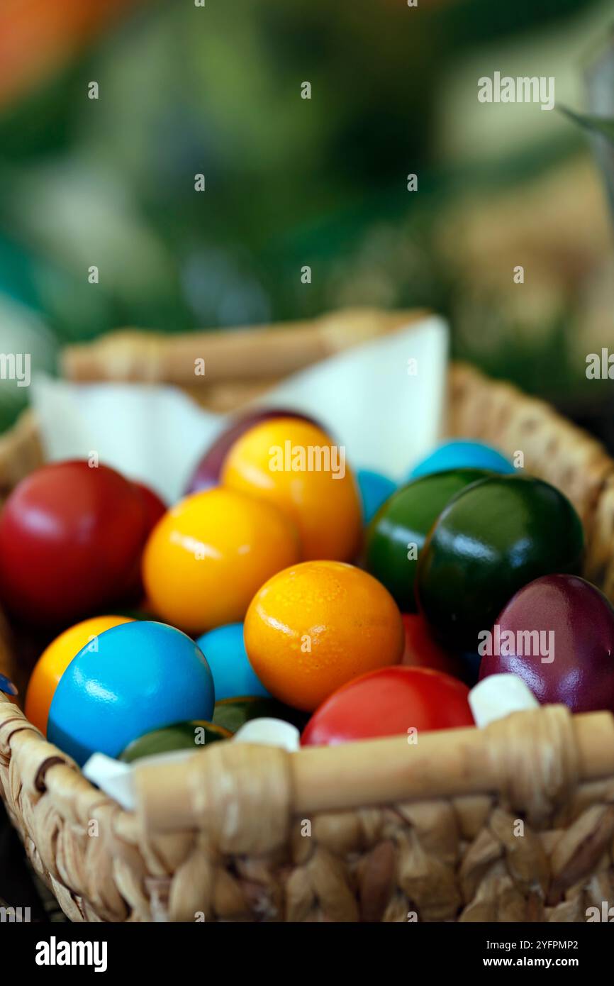Gros plan d'œufs multicolores teints pour la fête traditionnelle de Pâques. Pâques est une fête chrétienne et une fête culturelle commémorant la resur Banque D'Images