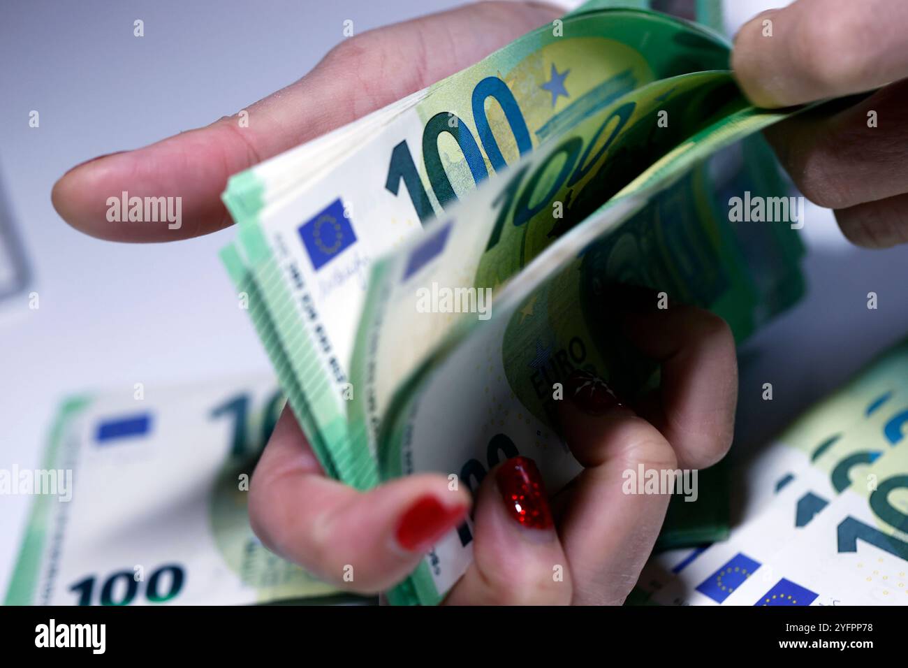 Femme d'affaires de l'argent comptant. Close up of female hands comptant des billets en euros. Calcul de l'argent ou l'Euro Service de Change . Banque D'Images