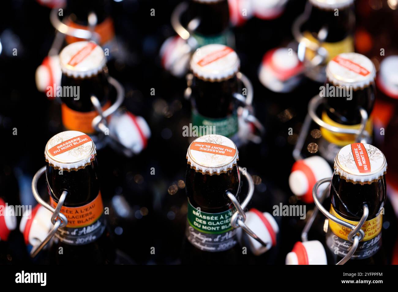 Bière traditionnelle fabriquée dans les Alpes françaises. France. Banque D'Images