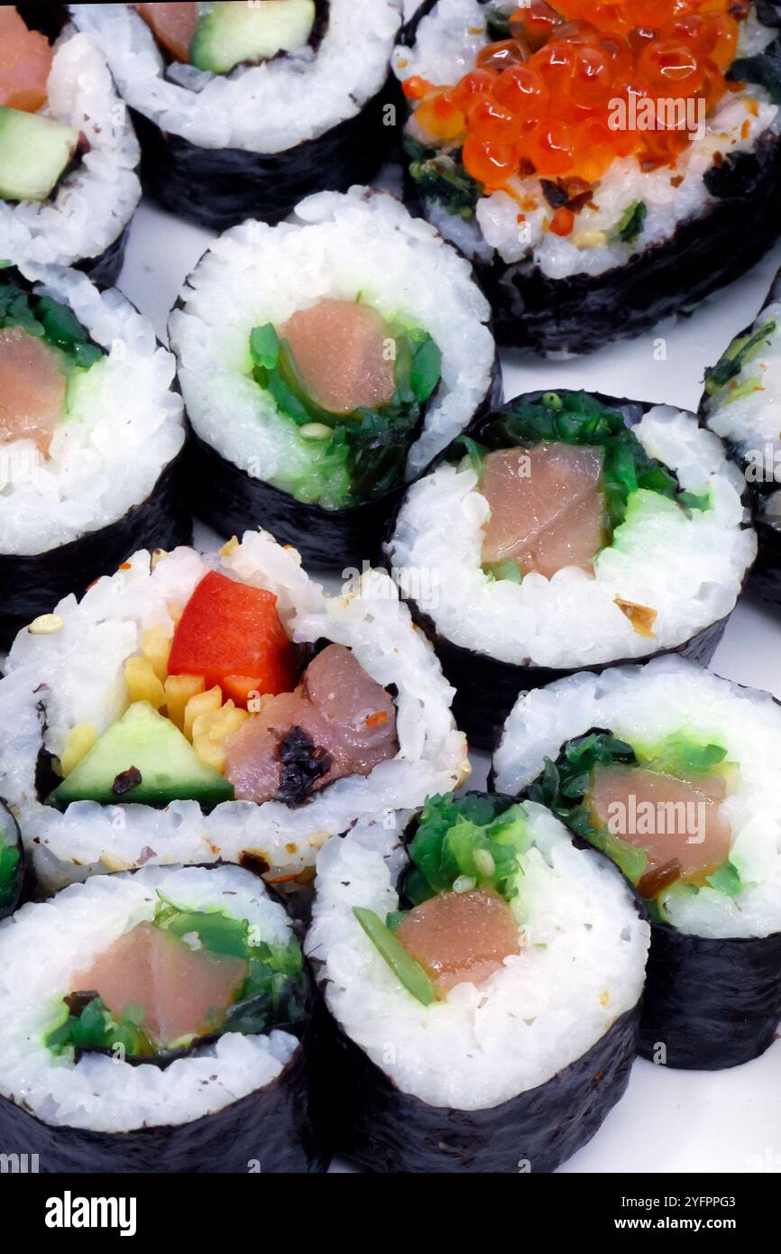 Différents rouleaux japonais et sushis sur une assiette. Cuisine japonaise. Banque D'Images