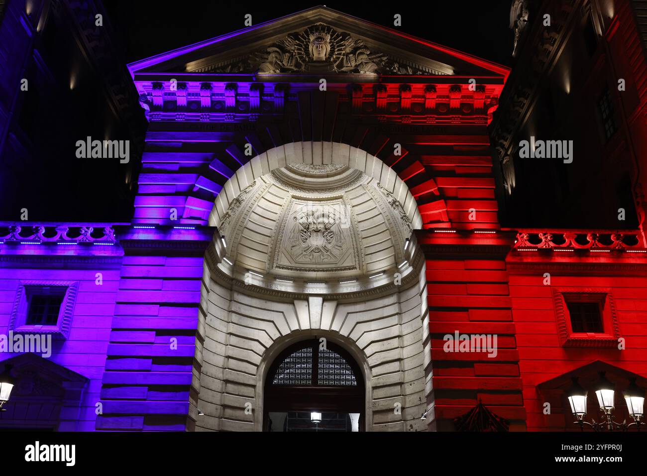 ECLAIRAGE bleu, blanc et rouge de la Préfecture la nuit, Paris, France Banque D'Images