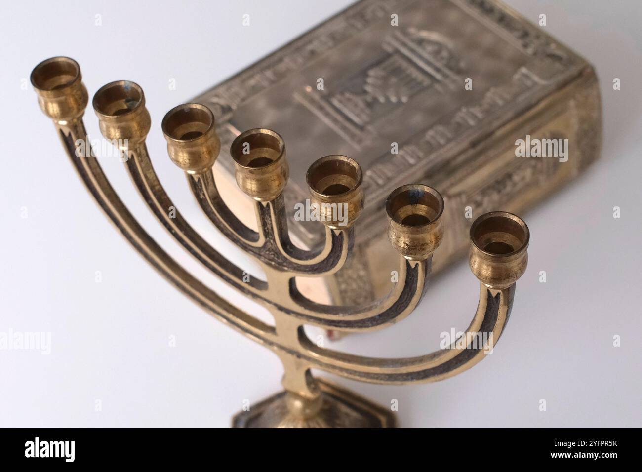 Happy Hanukkah, spiritualité religieuse et thème de concept de prière avec menorah et Torah. Banque D'Images