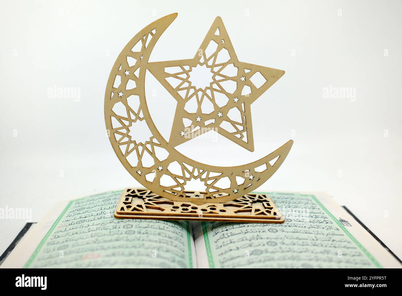 Étoile, croissant et Coran trois symboles de l'Islam. Ramadan Kareem. Banque D'Images