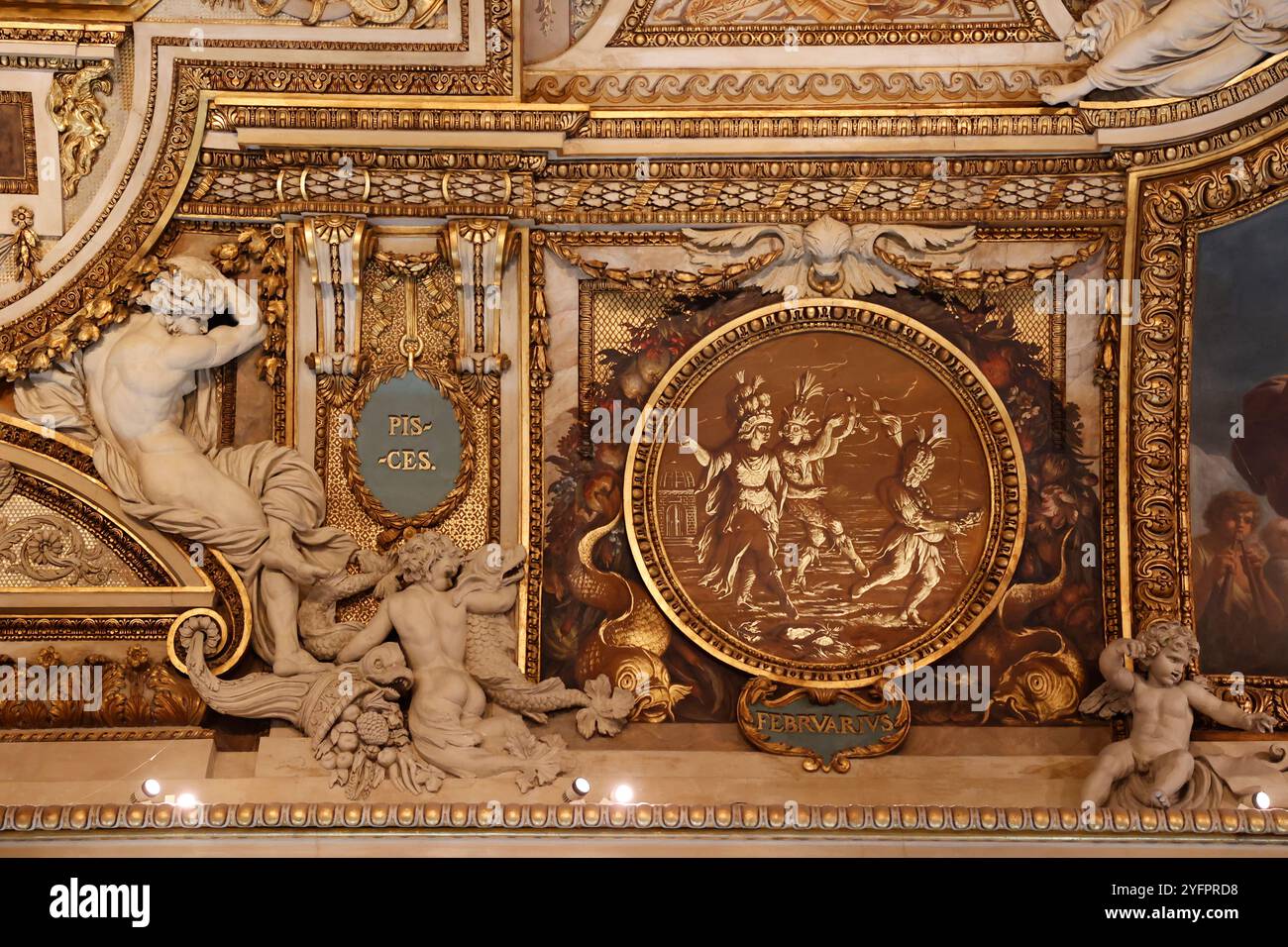 Musée du Louvre, musée du Louvre, Paris, France. Galerie d’Apollon, Galerie Apollo. Sculptures en stuc de François Girardon Banque D'Images