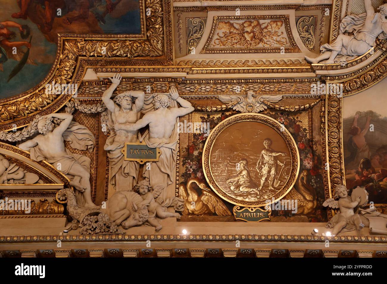 Musée du Louvre, musée du Louvre, Paris, France. Galerie d’Apollon, Galerie Apollo. Sculptures en stuc de François Girardon Banque D'Images