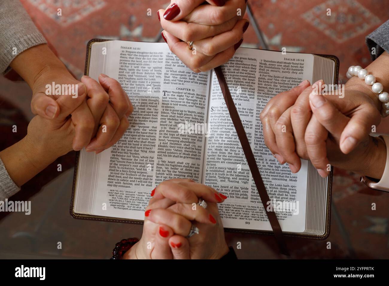 Groupe de personnes priant le culte croient. Prier et louer ensemble à la maison. Concept de réunion de dévotion ou de prière. Sainte Bible. Banque D'Images