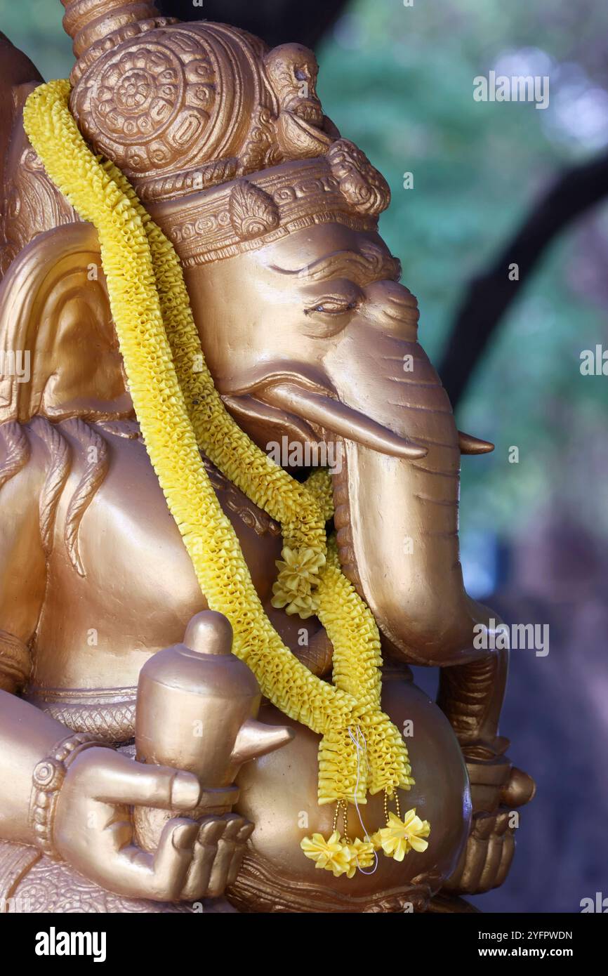 Temple Sanggar Agung. Statue dorée de Ganesh, le Dieu éléphant hindou. Surabaya. Indonésie. Banque D'Images Temple Sanggar Agung. Statue dorée de Ganesh, le Dieu éléphant hindou. Surabaya. Indonésie. Banque D'Images