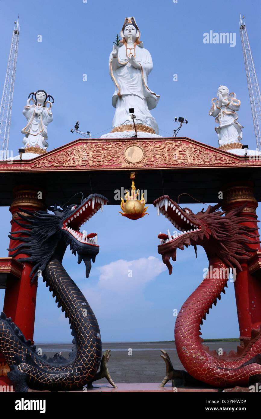 Temple Sanggar Agung. Deux dragons géants avec statue de Guan Yin. Portail océanique. Surabaya. Indonésie. Banque D'Images Temple Sanggar Agung. Deux dragons géants avec statue de Guan Yin. Portail océanique. Surabaya. Indonésie. Banque D'Images