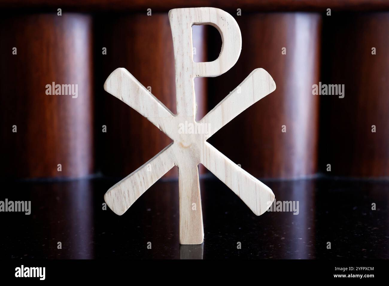 Le Chi Rho est l'une des premières formes du christogramme, formé en superposant les deux premiers lettersÑchi et rho () du mot grec. Suraba Banque D'Images