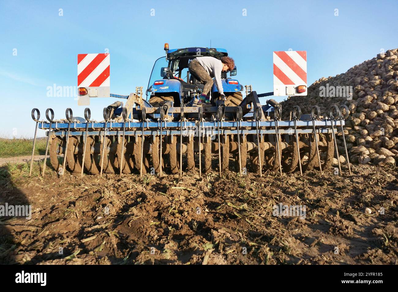 Landwirtschaft-Auf einem Acker in Eboldshausen am Solling im Bundesland Niedersachsen, grubbert ein Traktor Ackerland. Landwirtschaft-Landwirtschaftliches grubbern auf Ackerboden in Eboldshausen im Landkreis Einbeck. *** Agriculture sur un champ à Eboldshausen am Solling dans l'état de basse-Saxe, un tracteur cultive des terres arables Agriculture cultive sur des terres arables à Eboldshausen dans le district d'Einbeck Banque D'Images