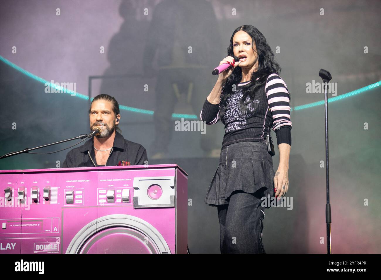 Oslo, Norvège. 02 novembre 2024. Le groupe danois-norvégien Eurodance Aqua donne un concert à Oslo Spektrum à Oslo. Ici, la chanteuse Lene Nystrom est vue en direct sur scène. Banque D'Images