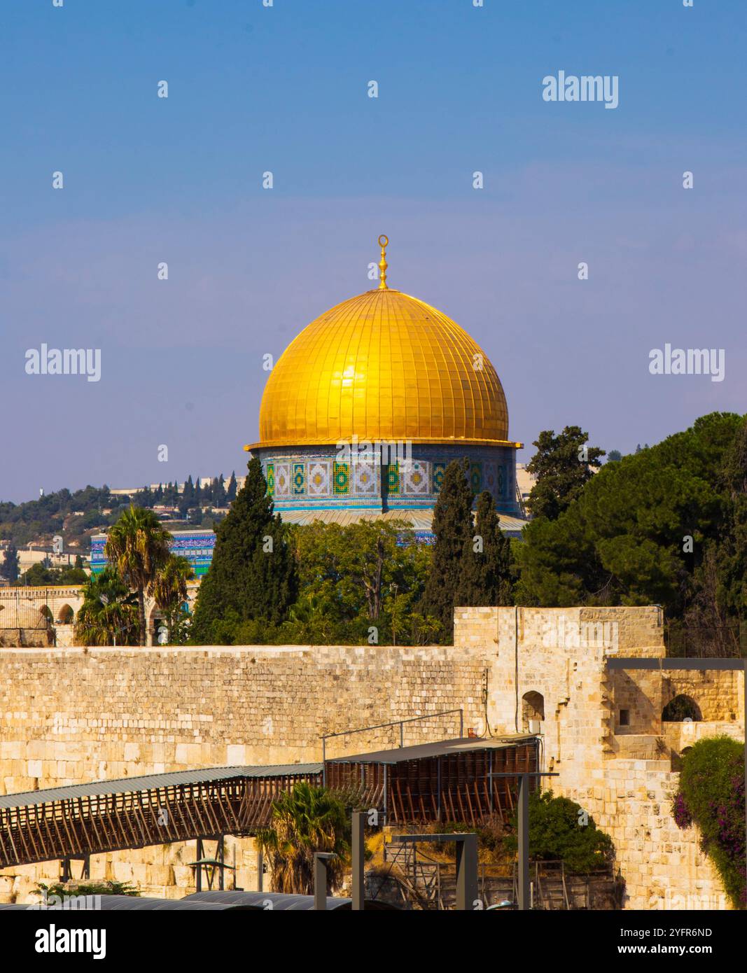 Dôme du Rocher Jérusalem avec le mur occidental ci-dessous. Banque D'Images