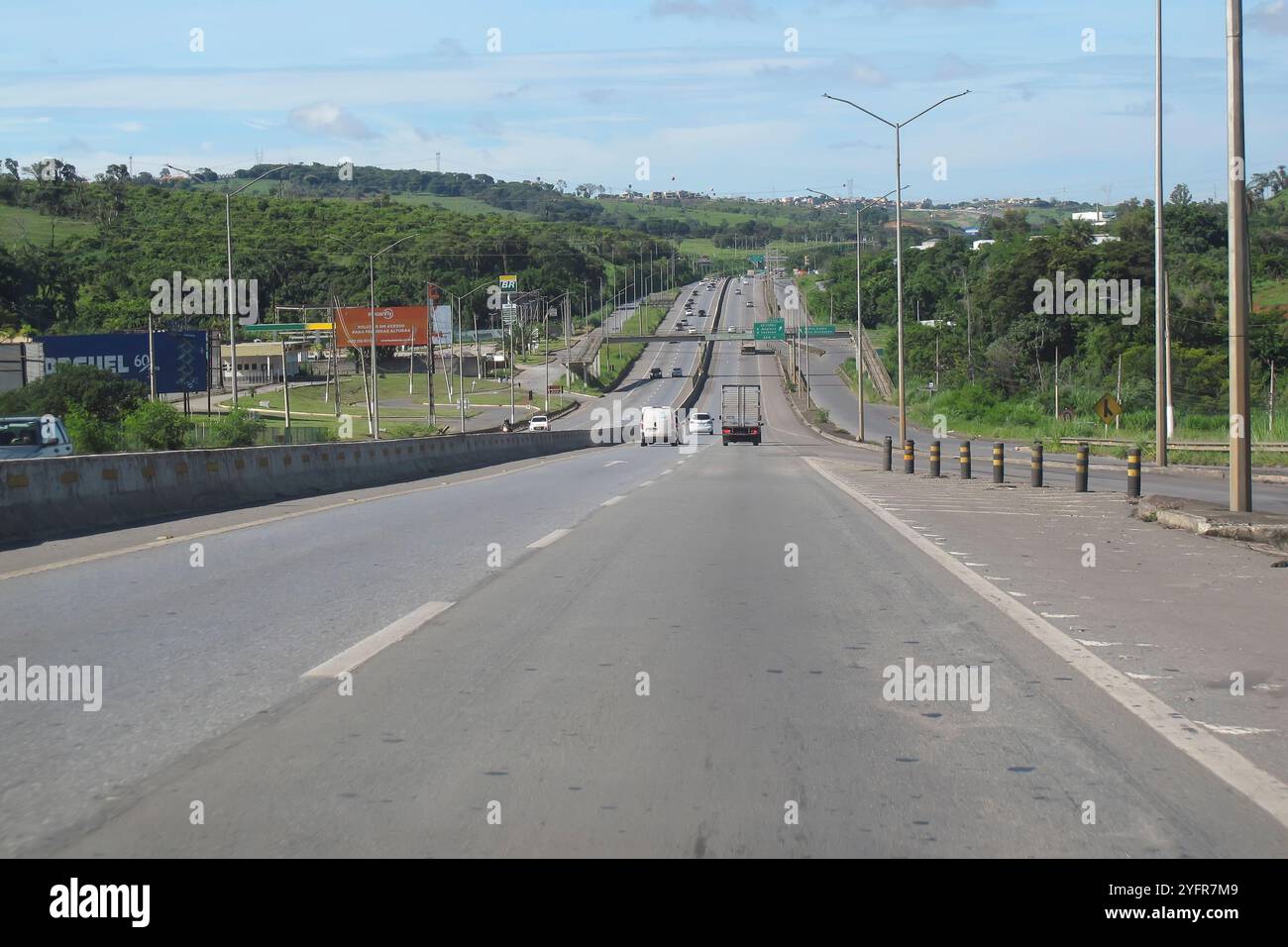Minas Gerais, Brésil - 13 janvier 2024 : vue de l'autoroute du Pape Jean-Paul II, MG 010, avec circulation quotidienne Banque D'Images