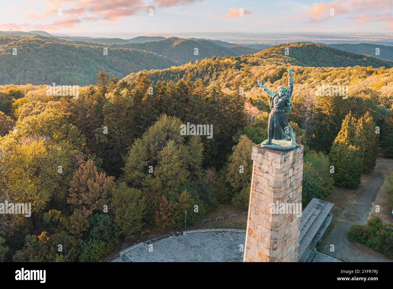 Vue aérienne du mémorial de la seconde Guerre mondiale dans le parc Fruska Gora, debout dans le paysage pittoresque de Serbie Banque D'Images