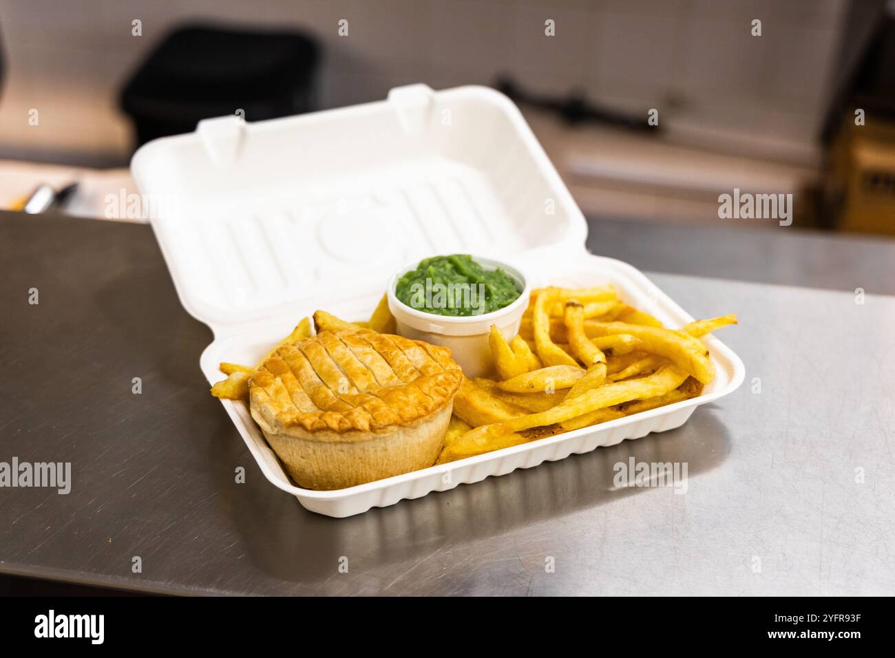 chips de tarte à emporter avec un côté de pois pâteux Banque D'Images