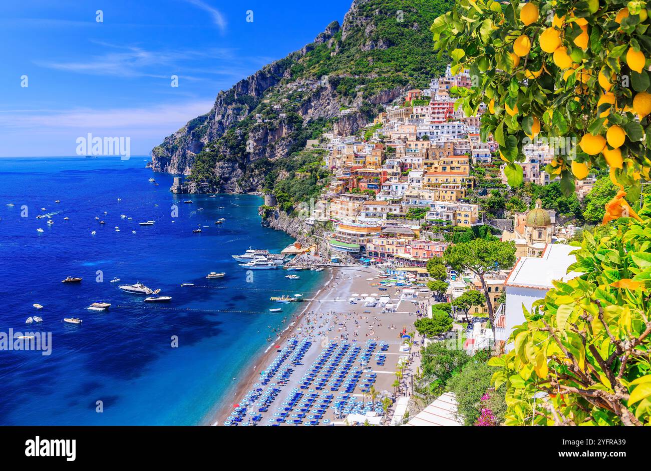 Côte amalfitaine, Italie. Vue sur la ville de Positano et le bord de mer. Banque D'Images