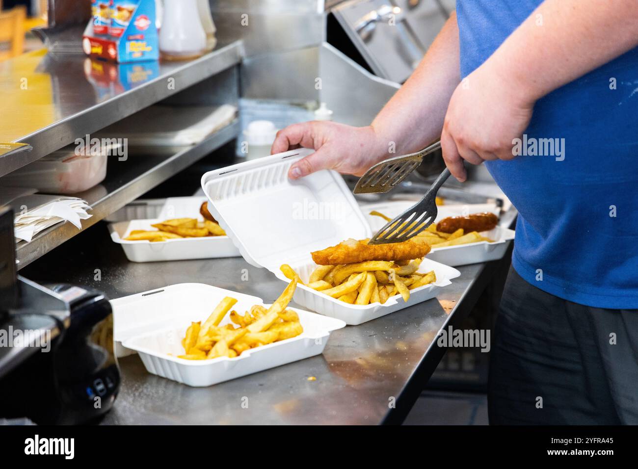 poisson et frites à emporter, saucisses et frites Banque D'Images