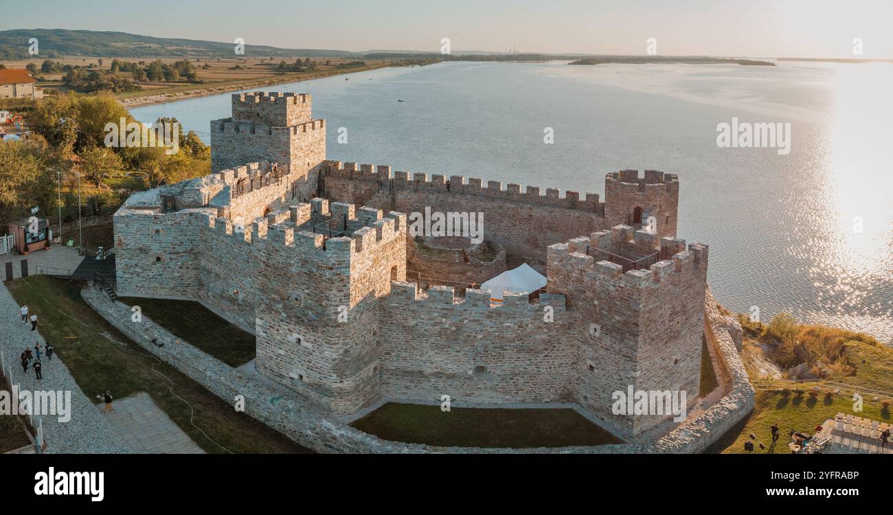 Le paysage magnifique capture les ruines de la citadelle de Ram, une importante forteresse militaire ottomane, mêlant histoire et patrimoine au bord du Danube Banque D'Images