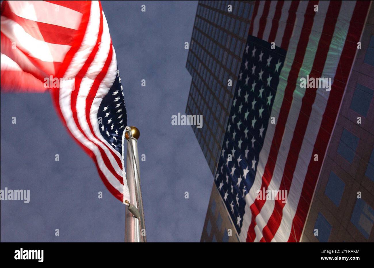 Photo du dossier datée du 10 septembre 2002 - des drapeaux américains sont partout sur le 2 World Financial Plaza, près de Ground Zero, quelques heures avant les cérémonies du premier anniversaire des attentats terroristes de 9/11. - Les électeurs américains vont aux urnes mardi pour choisir leur prochain président. Les résultats des élections AMÉRICAINES sont parfois déclarés dans les heures qui suivent la fermeture des bureaux de vote, mais la compétition serrée de cette année pourrait signifier une attente plus longue. Le vice-président démocrate Kamala Harris et le républicain Donald Trump, l’ancien président, courent au coude et coude depuis des semaines. Photo de Hahn-Khayat/ABACAPRESS. COM Banque D'Images