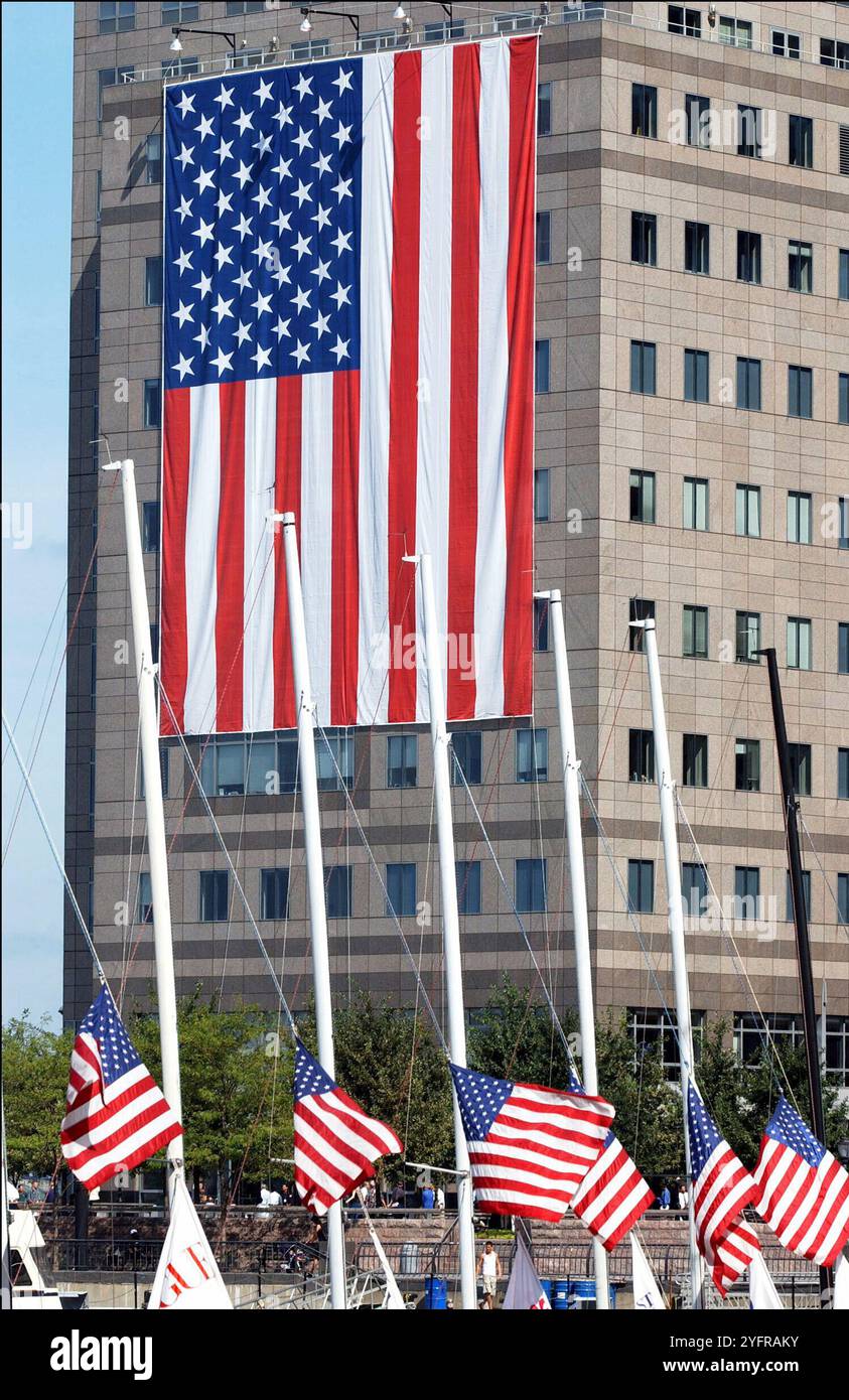 Photo du dossier datée du 9 septembre 2002 - diverses photos de New York. Sur la photo, des drapeaux américains ont envahi le port de Battery Park City, adjacent à Ground Zero. - Les électeurs américains vont aux urnes mardi pour choisir leur prochain président. Les résultats des élections AMÉRICAINES sont parfois déclarés dans les heures qui suivent la fermeture des bureaux de vote, mais la compétition serrée de cette année pourrait signifier une attente plus longue. Le vice-président démocrate Kamala Harris et le républicain Donald Trump, l’ancien président, courent au coude et coude depuis des semaines. Photo de Nicolas Khayat/ABACAPRESS. COM Banque D'Images