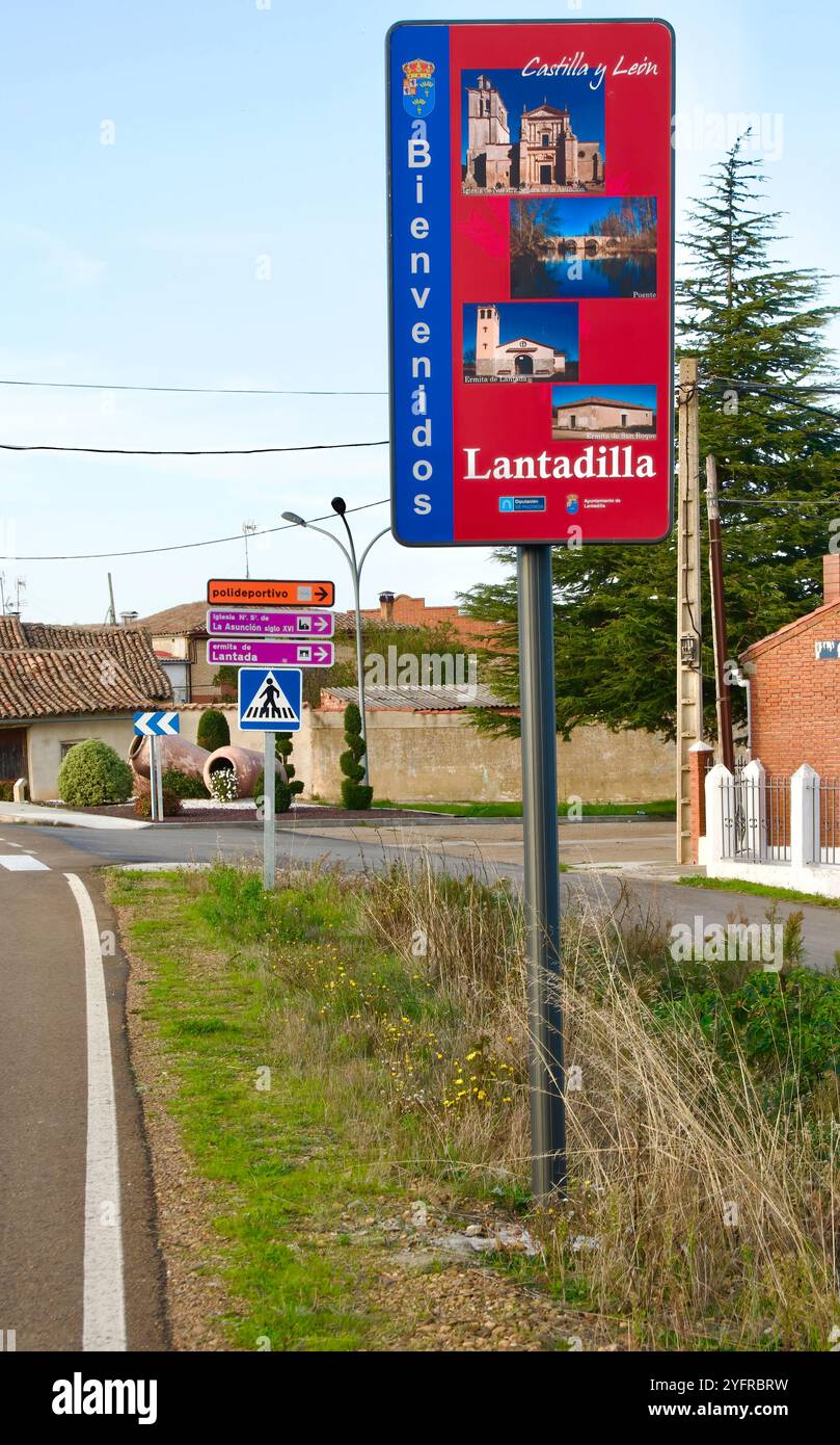Panneau de bienvenue avec des images de monuments dans le village rural espagnol de Lantadilla Palencia Castille et Leon Espagne Europe Banque D'Images