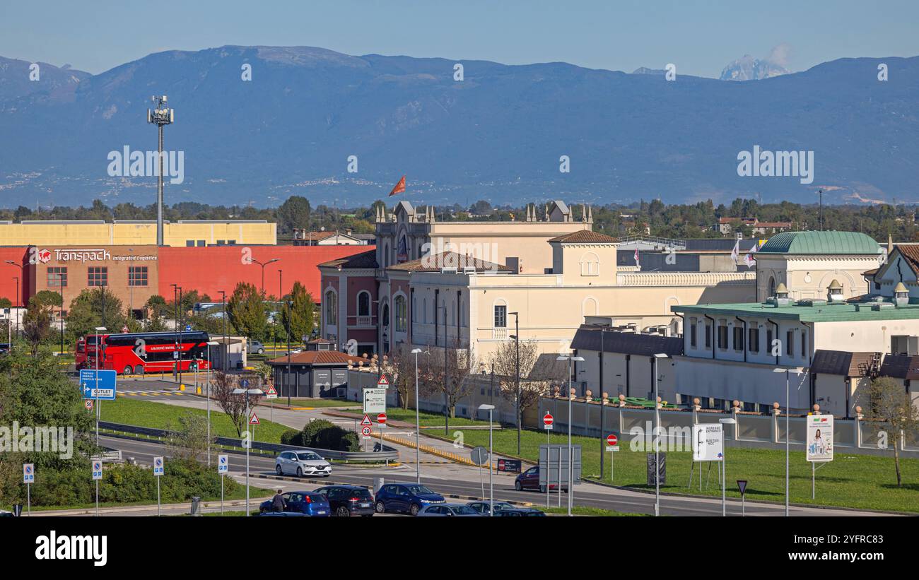 Noventa, Italie - 11 octobre 2024 : Designer Outlet McArthur Glen Shopping Centre à Noventa di Piave Sunny Autumn Day. Banque D'Images