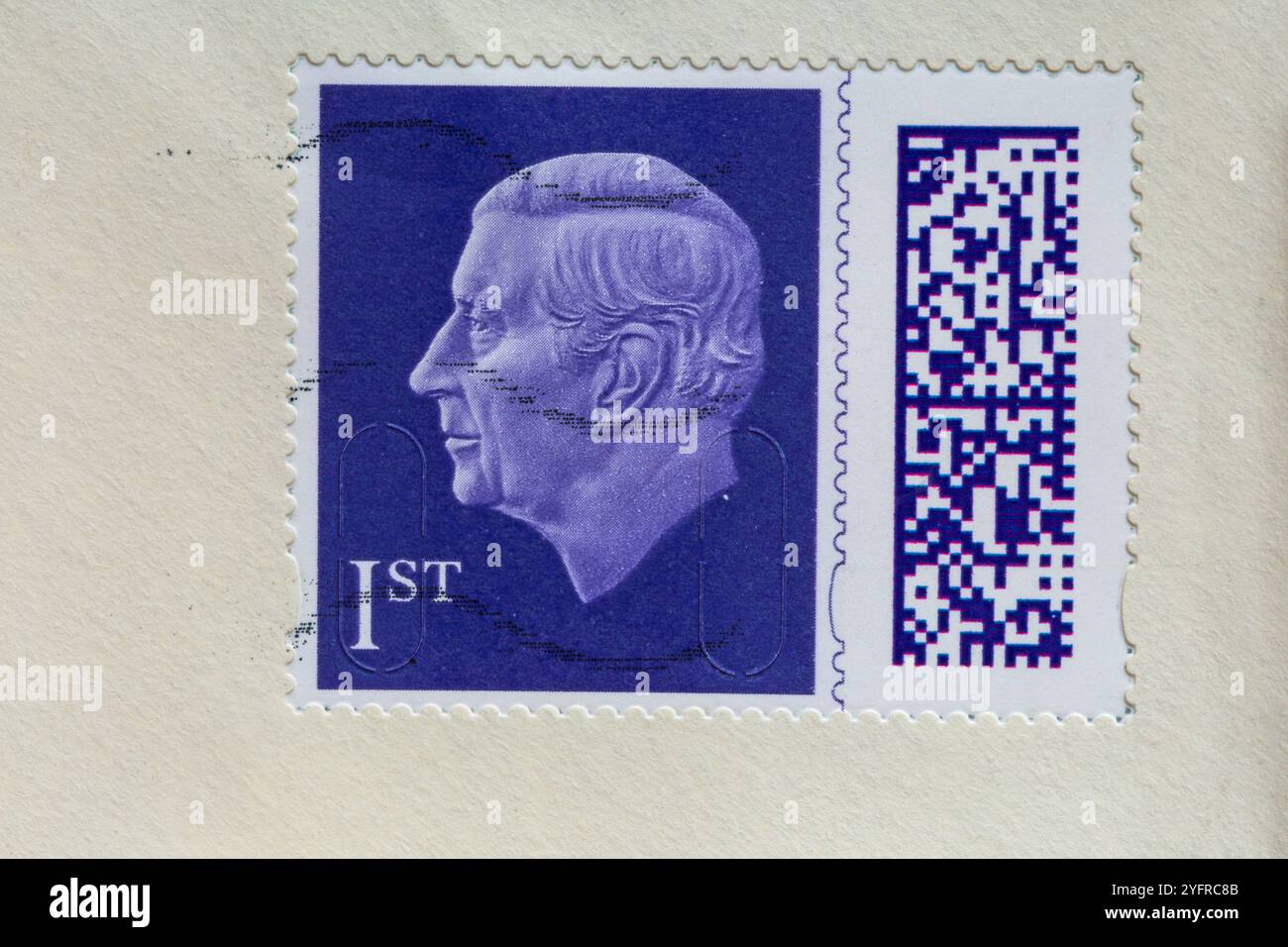 Timbre violet de 1ère classe, timbre de 1ère classe avec tête du roi Charles III, collé sur l'enveloppe - timbre à code-barres, timbre à code-barres UK 2024 - affranchissement de 1ère classe Banque D'Images