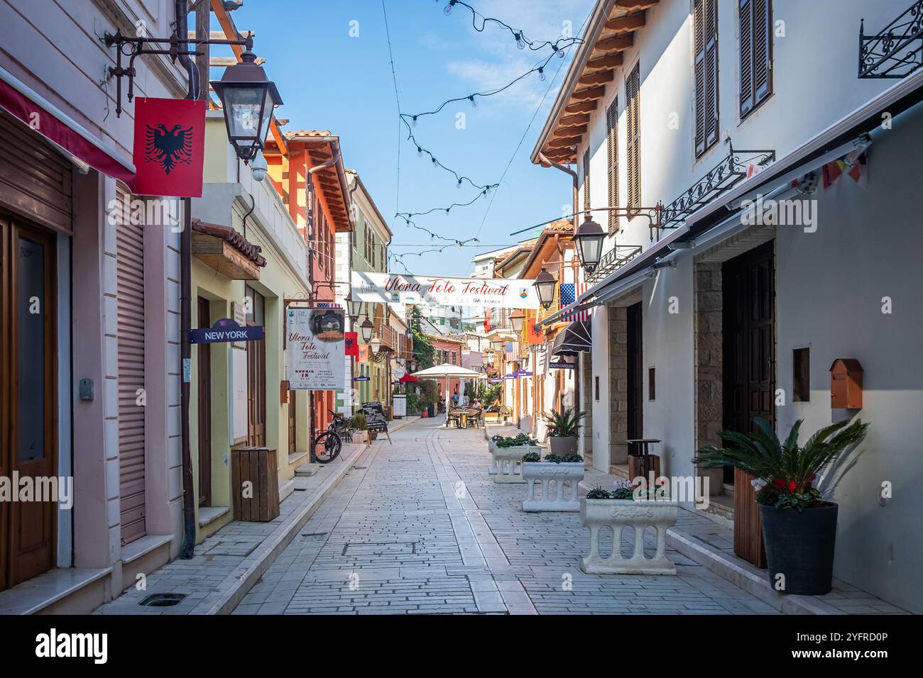 Centre historique de la vieille ville à Vlore Albanie. Belle promenade à travers la vieille ville avec des bâtiments colorés avec des boutiques et des restaurants. Photo de voyage. OC Banque D'Images