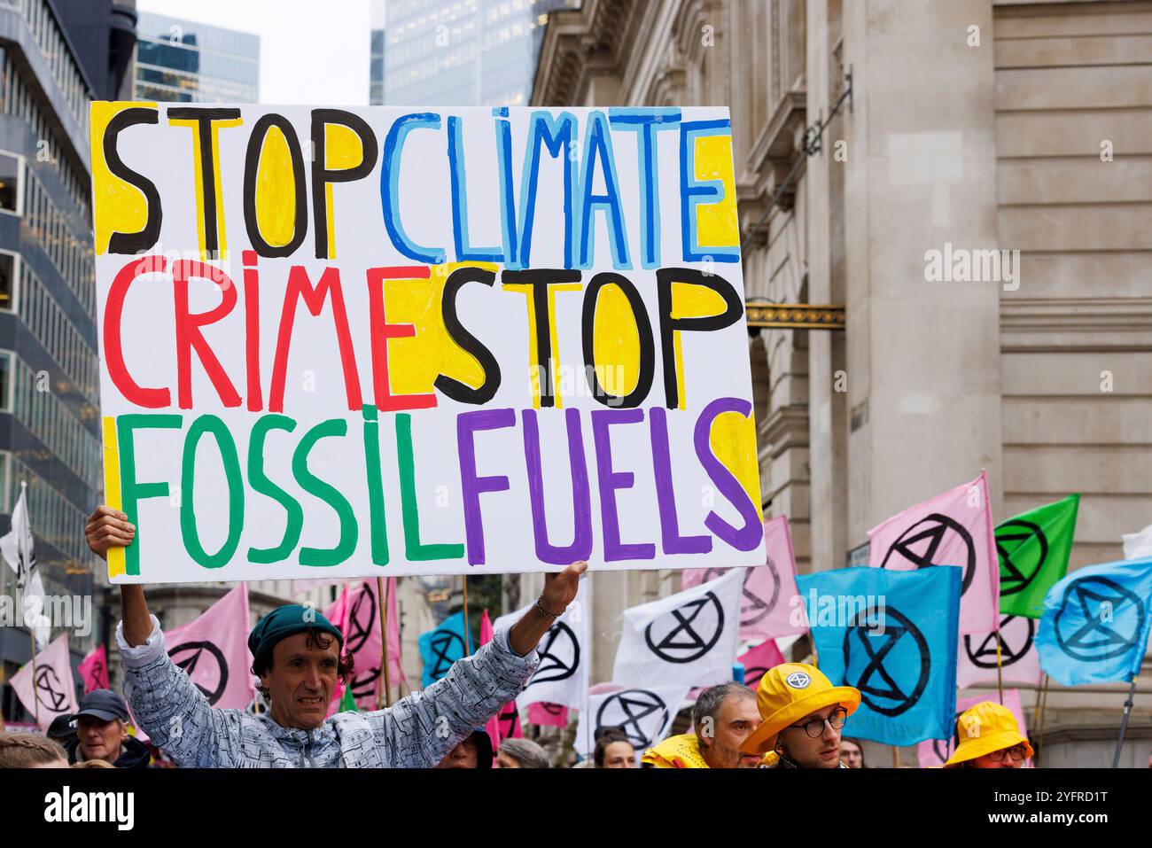 28e oct. 2024. Ville de Londres, Royaume-Uni. Extinction Rebellion proteste « assurer notre survie ». Pendant trois jours cette semaine, des milliers de personnes soutenant la campagne Insure Our Survival de XR ont organisé des manifestations et des actions de haut niveau dans la ville de Londres appelant les assureurs à cesser d’assurer tous les nouveaux projets pétroliers, gaziers et charbonniers. Les projets de combustibles fossiles – charbon, gaz et pétrole – ne peuvent fonctionner sans assurance. Cela place le secteur de l'assurance dans une position unique de puissance pour avoir un impact sur l'avenir de notre monde. Extinction Rebellion Say : pourquoi les assureurs de Target? L'assurance est le talon d'Achille du global f Banque D'Images